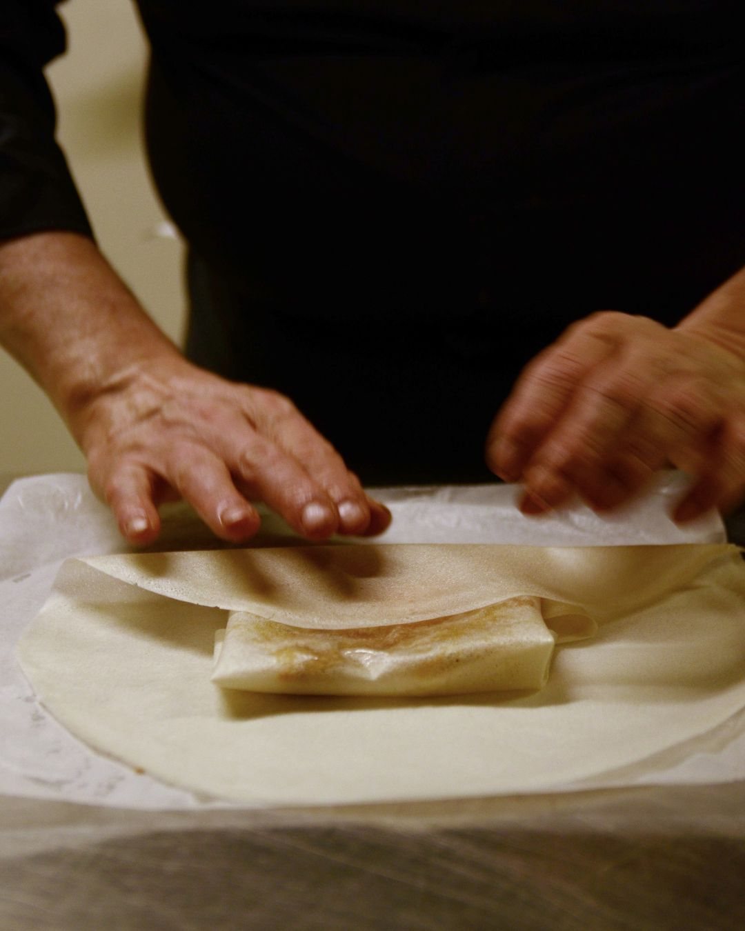 Une brik pliée à la main, en cuisine