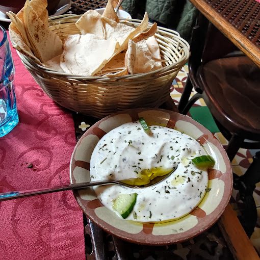 Yaourt au concombre (labneh), l'une des neuf pièces du grand mezzé