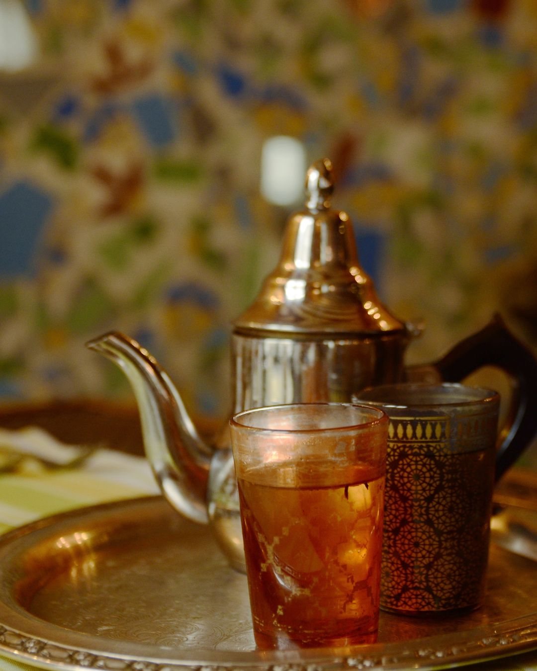 Théière et verres de thé à la menthe